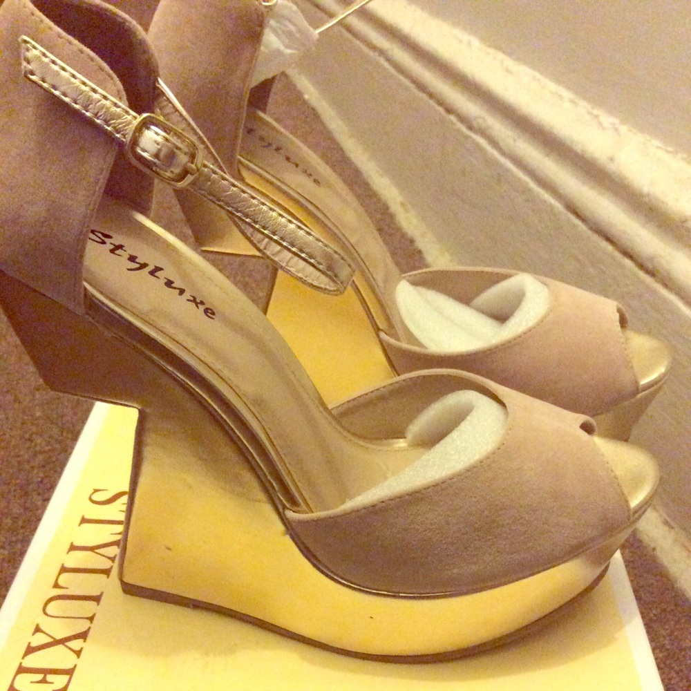 Wedges geometric style with a gold touch